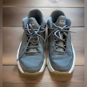 Nike Jordan’s Max Aura Sneakers Boys Size 3.5Y. Gray. Great Condition